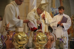 arcybiskup błogosławi oleje